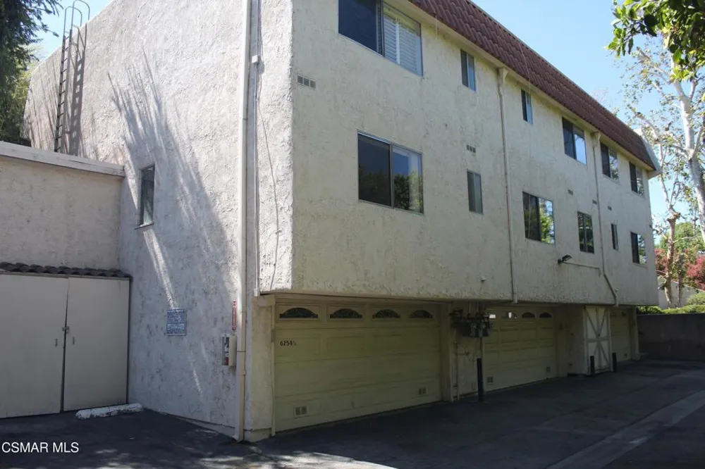 6254 Shoup Avenue #1/2 Woodland Hills, CA 91367