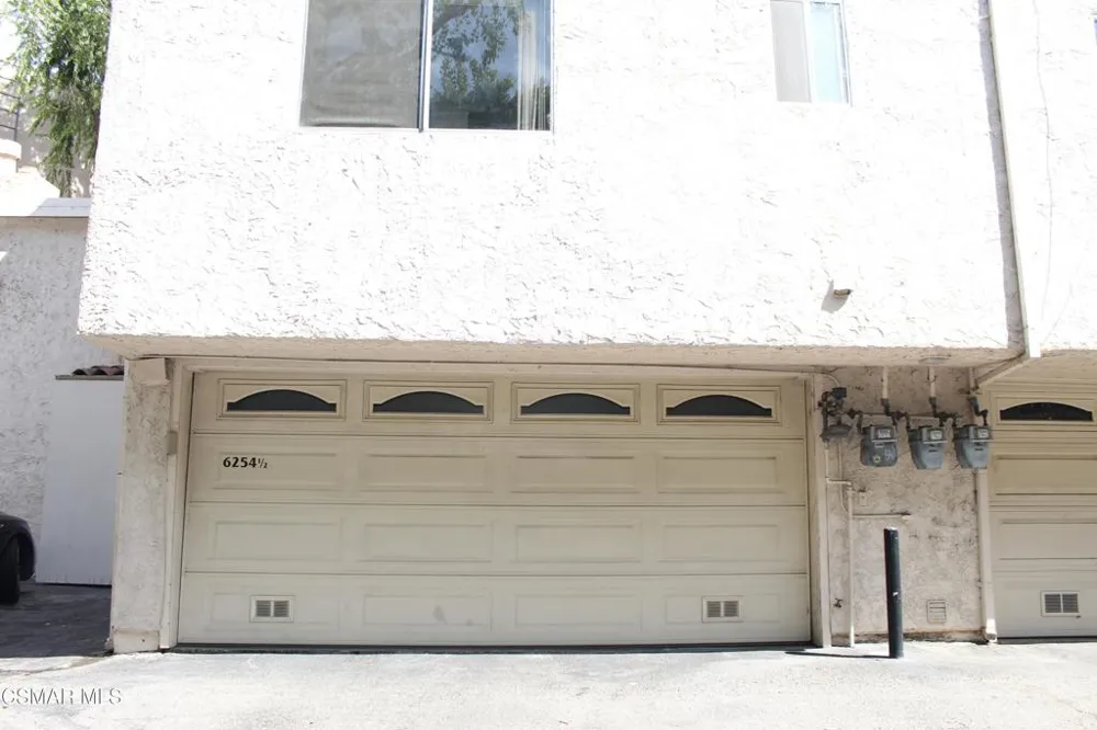 6254 Shoup Avenue #1/2 Woodland Hills, CA 91367