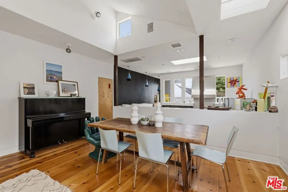 2320 Walnut Avenue Venice, CA 90291