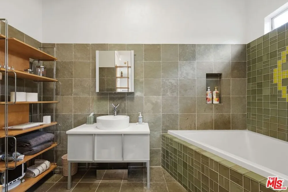 2320 Walnut Avenue Venice, CA 90291