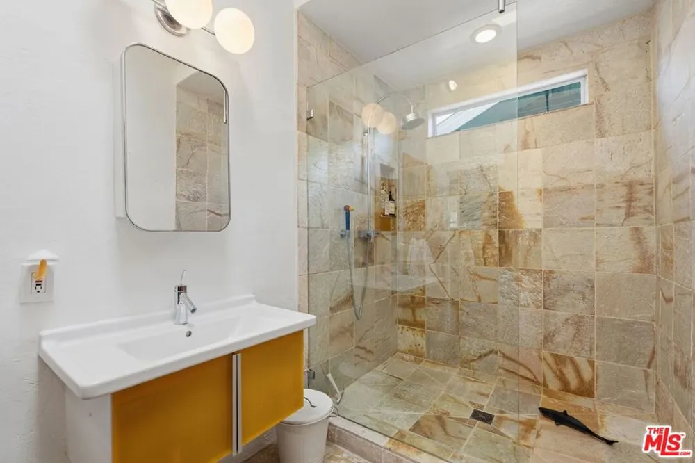 2320 Walnut Avenue Venice, CA 90291