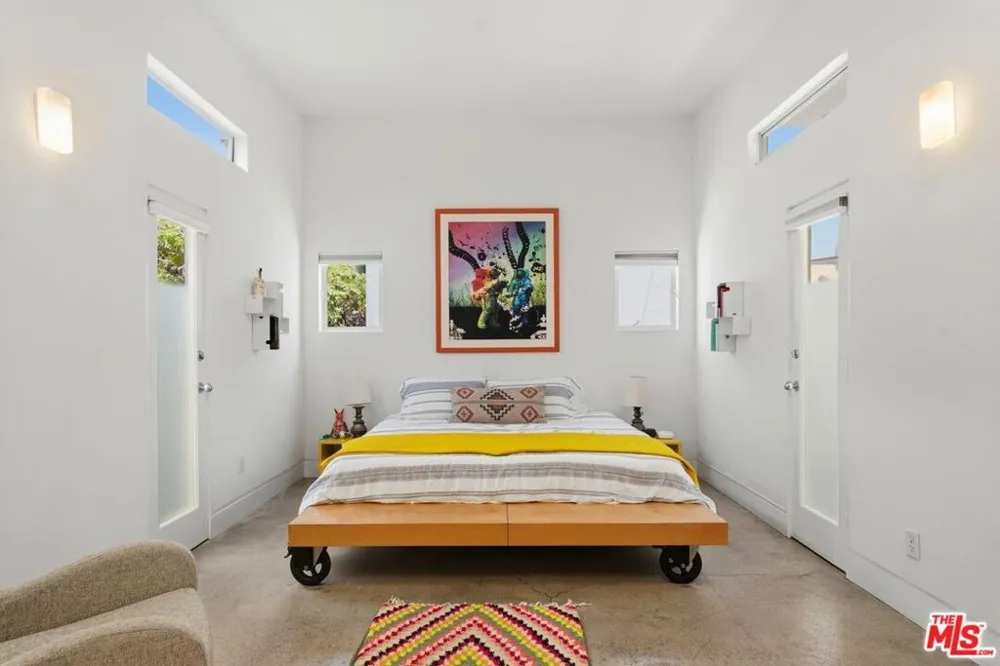 2320 Walnut Avenue Venice, CA 90291