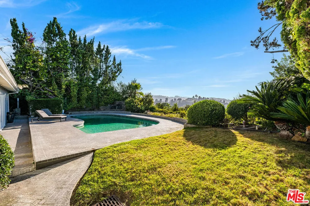 3115 Dona Susana Drive Studio City, CA 91604