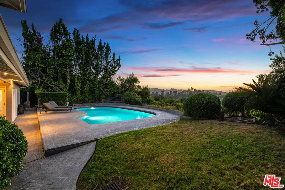 3115 Dona Susana Drive Studio City, CA 91604