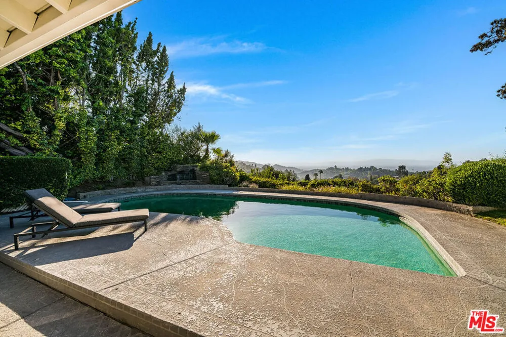 3115 Dona Susana Drive Studio City, CA 91604