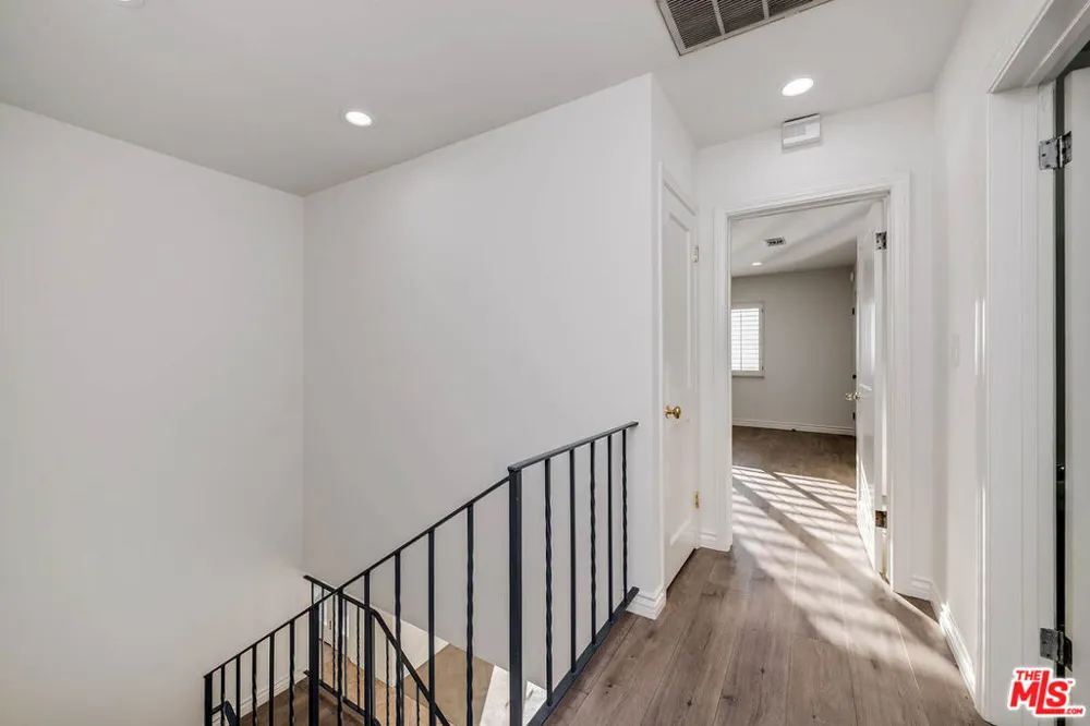 3115 Dona Susana Drive Studio City, CA 91604
