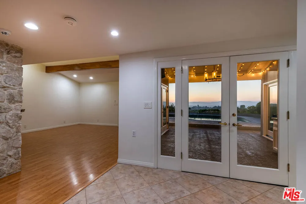 3115 Dona Susana Drive Studio City, CA 91604