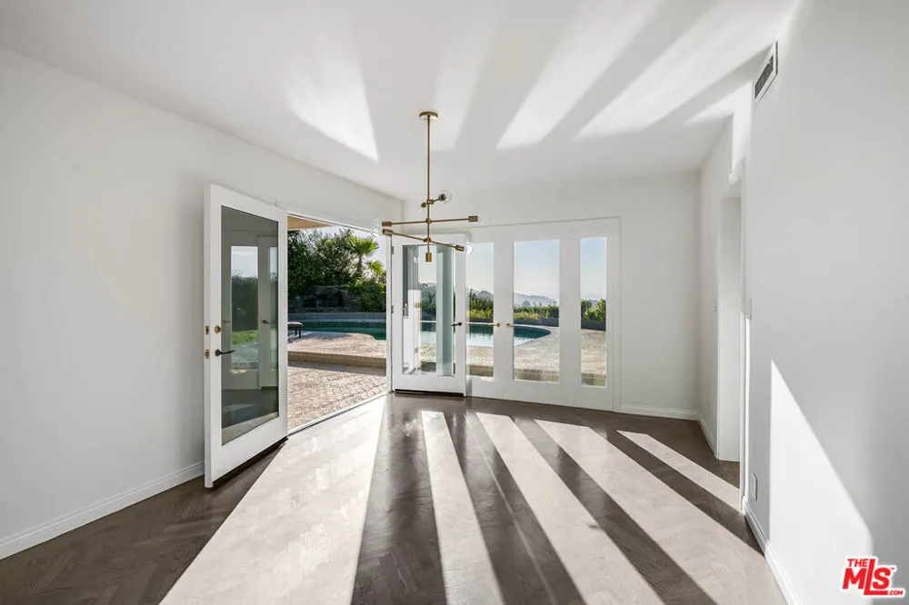 3115 Dona Susana Drive Studio City, CA 91604