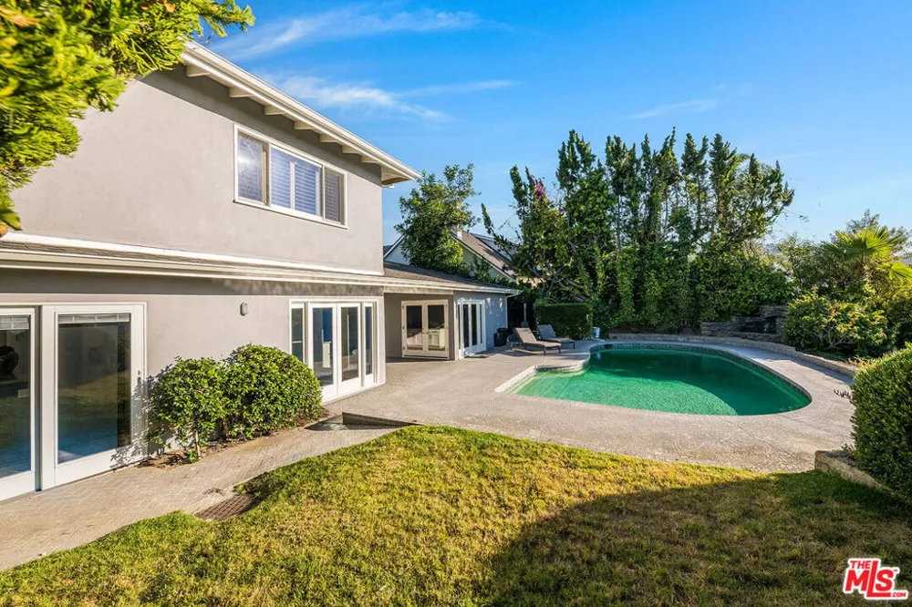 3115 Dona Susana Drive Studio City, CA 91604