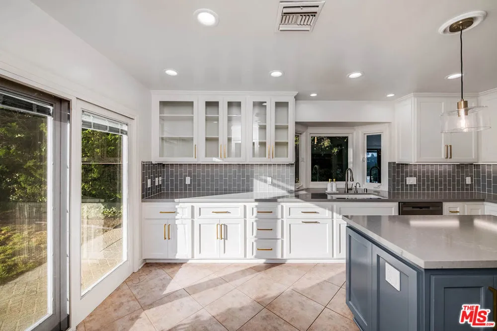 3115 Dona Susana Drive Studio City, CA 91604