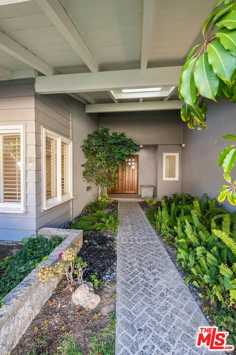 3115 Dona Susana Drive Studio City, CA 91604
