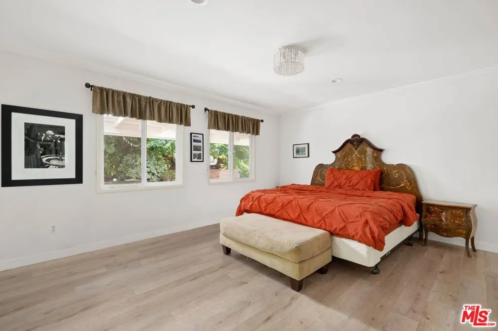 15810 Castlewoods Drive Sherman Oaks, CA 91403
