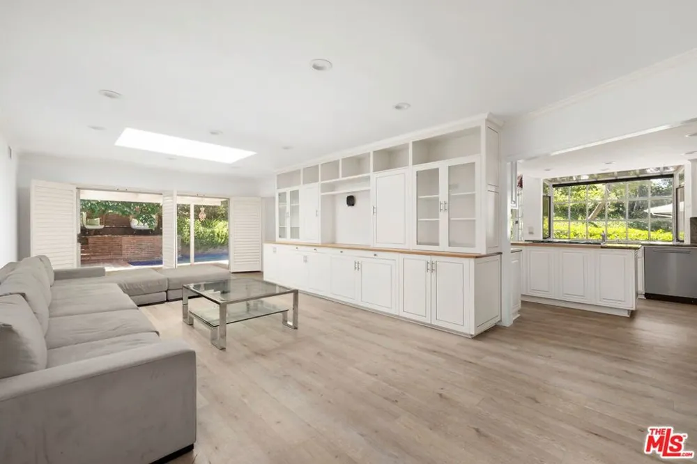 15810 Castlewoods Drive Sherman Oaks, CA 91403