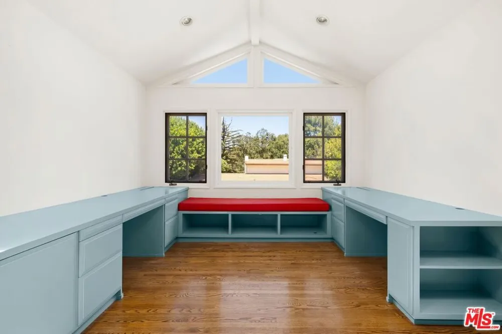 15810 Castlewoods Drive Sherman Oaks, CA 91403