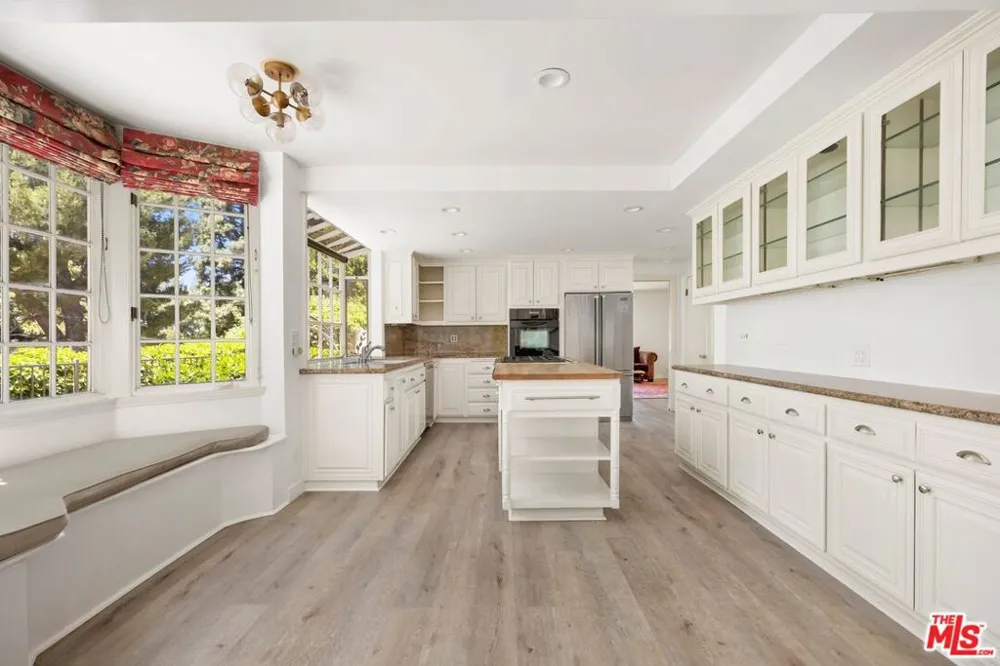 15810 Castlewoods Drive Sherman Oaks, CA 91403