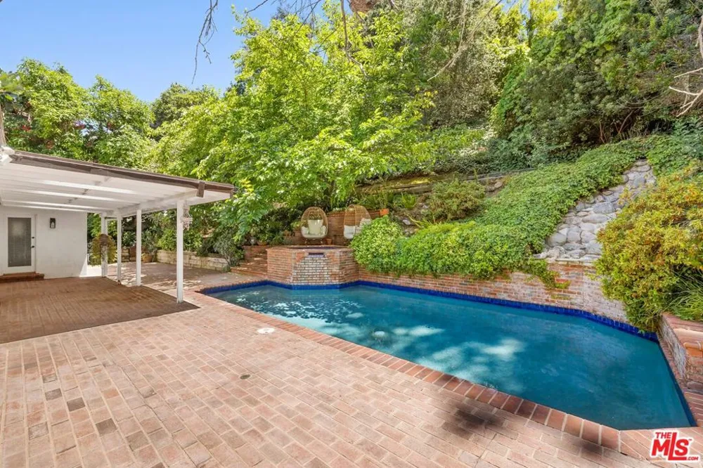 15810 Castlewoods Drive Sherman Oaks, CA 91403