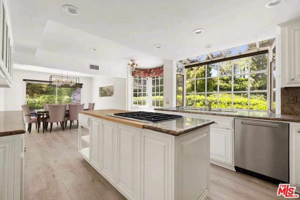 15810 Castlewoods Drive Sherman Oaks, CA 91403
