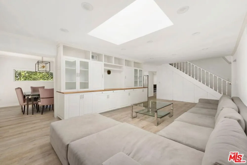 15810 Castlewoods Drive Sherman Oaks, CA 91403