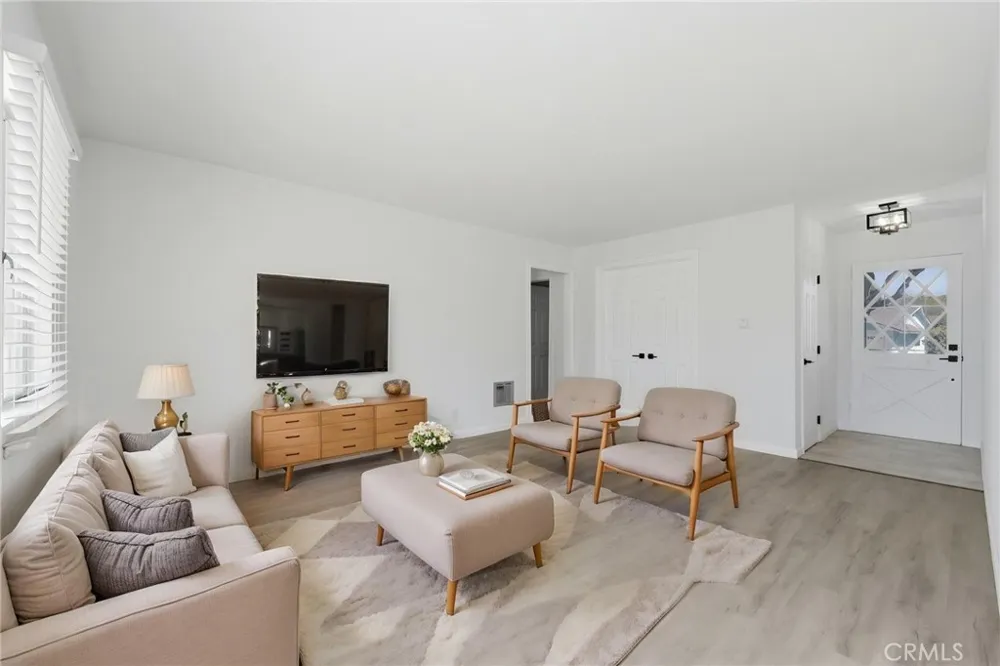 11512 213th Lakewood, CA 90715