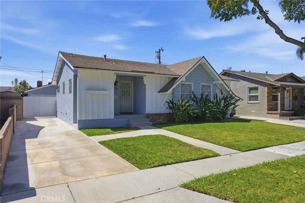 11512 213th Lakewood, CA 90715