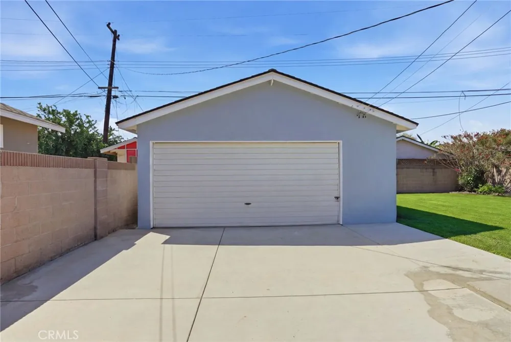11512 213th Lakewood, CA 90715