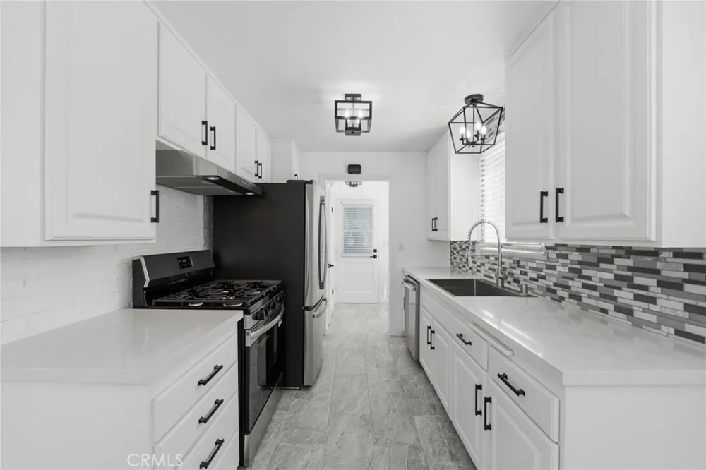 11512 213th Lakewood, CA 90715
