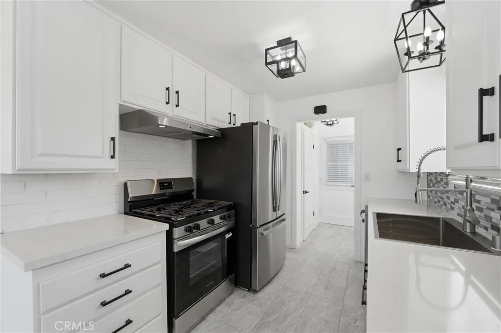 11512 213th Lakewood, CA 90715
