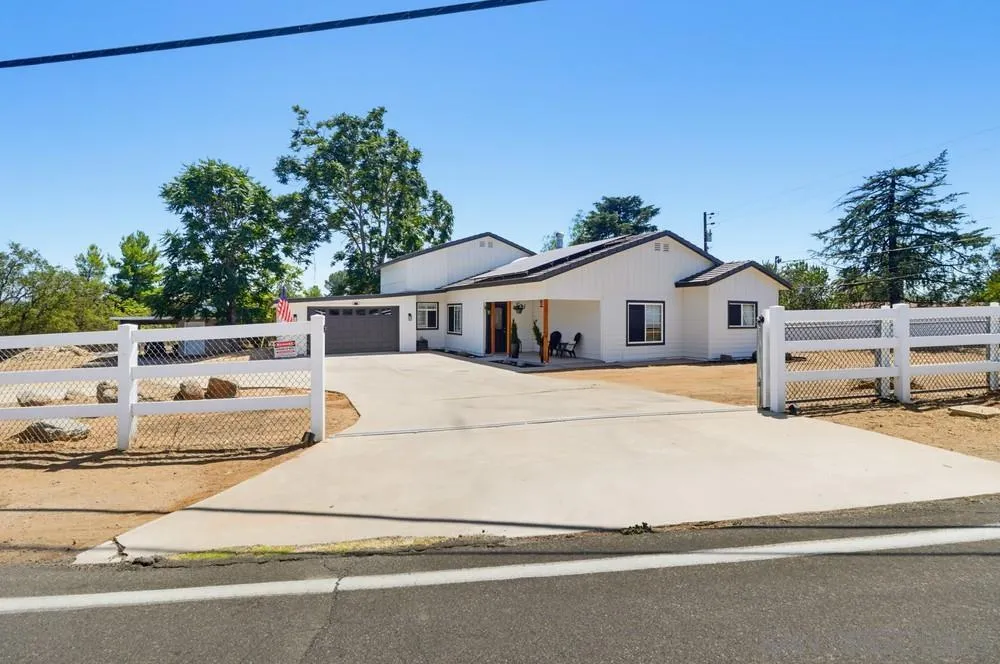 3221 E Victoria Alpine, CA 91901