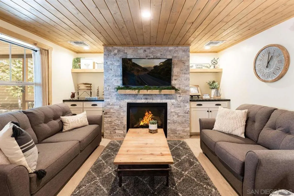 42655 Peregrine Big Bear, CA 92315