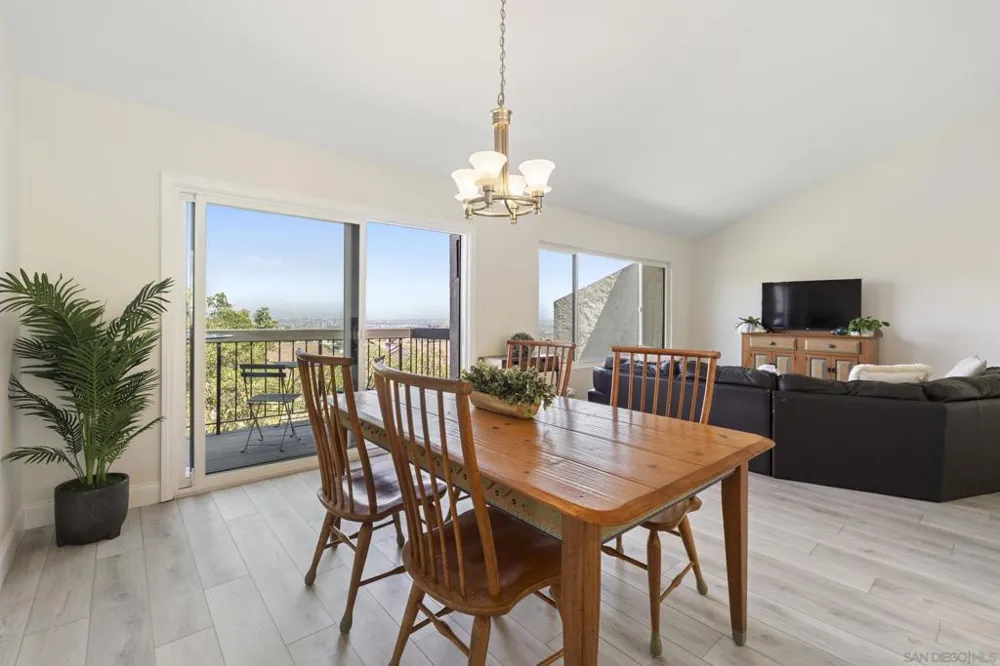 6567 Caminito Catalan La Jolla, CA 92037