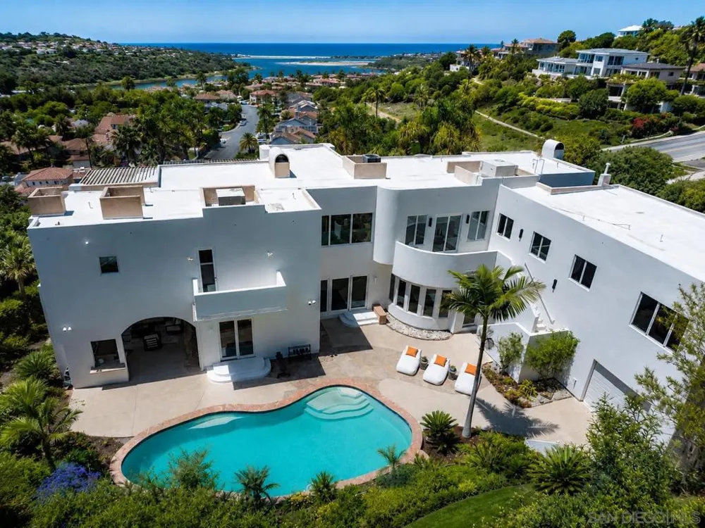7402 Cadencia St Carlsbad, CA 92009