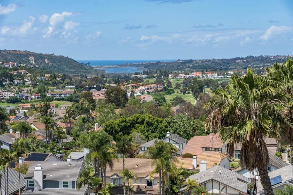 7402 Cadencia St Carlsbad, CA 92009