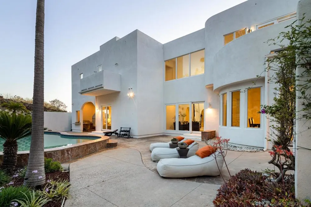 7402 Cadencia St Carlsbad, CA 92009