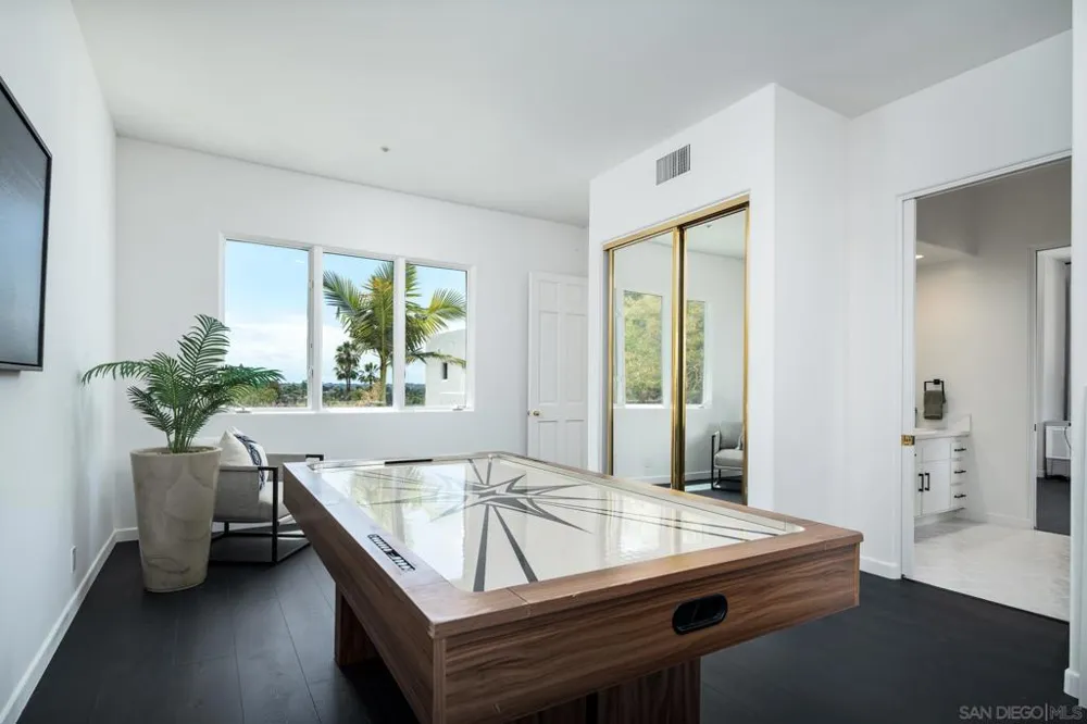 7402 Cadencia St Carlsbad, CA 92009