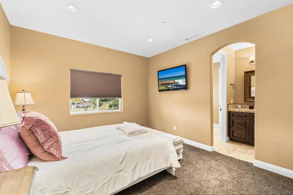 208 Alicia Way Alpine, CA 91901