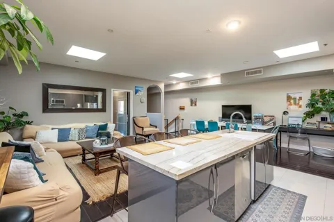 4741 Point Loma Ave #201