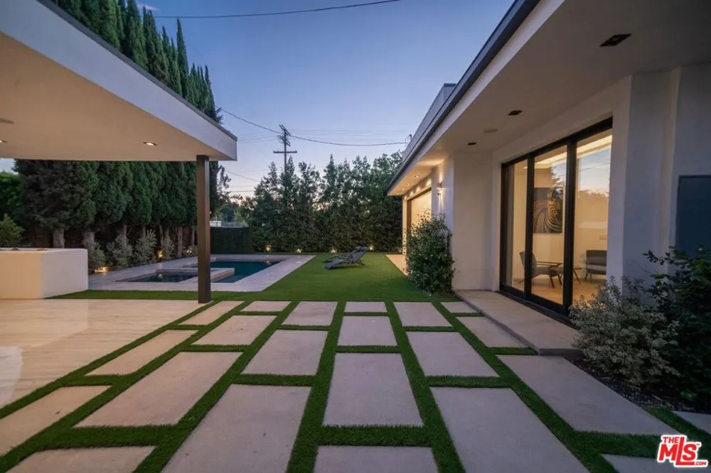 11658 Morrison Street Valley Village, CA 91601