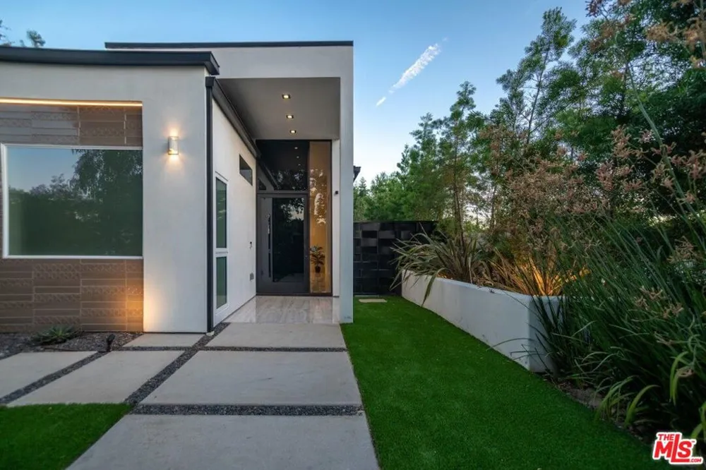 11658 Morrison Street Valley Village, CA 91601