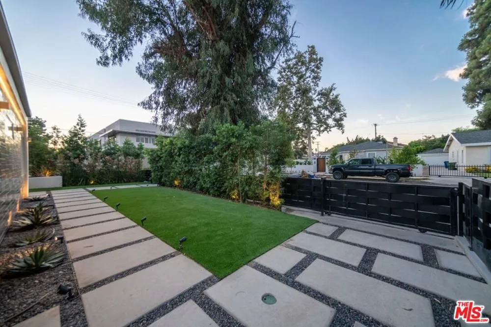 11658 Morrison Street Valley Village, CA 91601