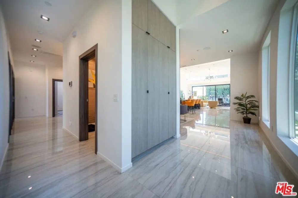 11658 Morrison Street Valley Village, CA 91601