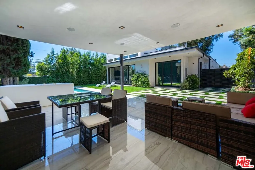 11658 Morrison Street Valley Village, CA 91601