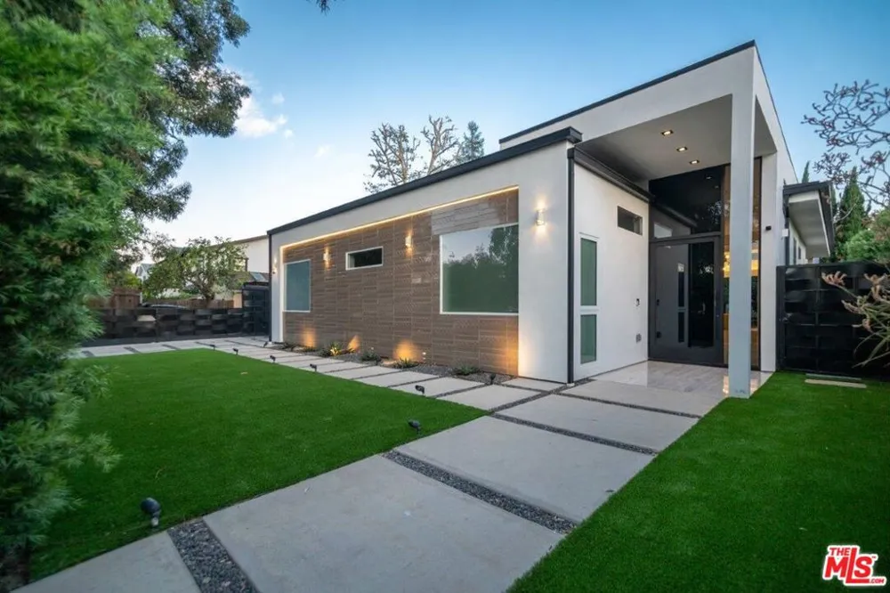 11658 Morrison Street Valley Village, CA 91601