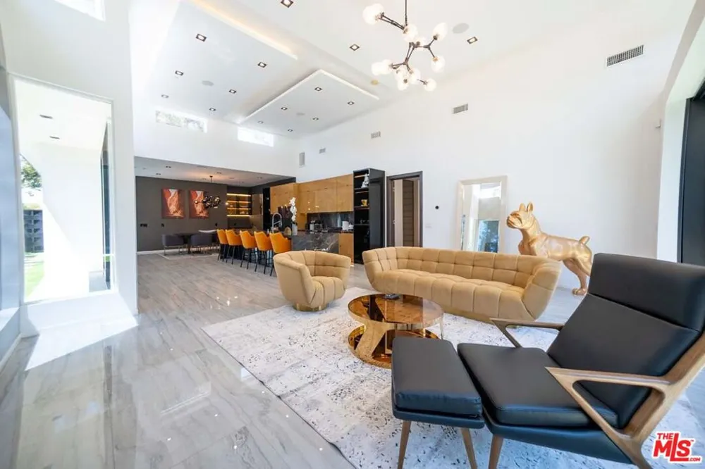 11658 Morrison Street Valley Village, CA 91601