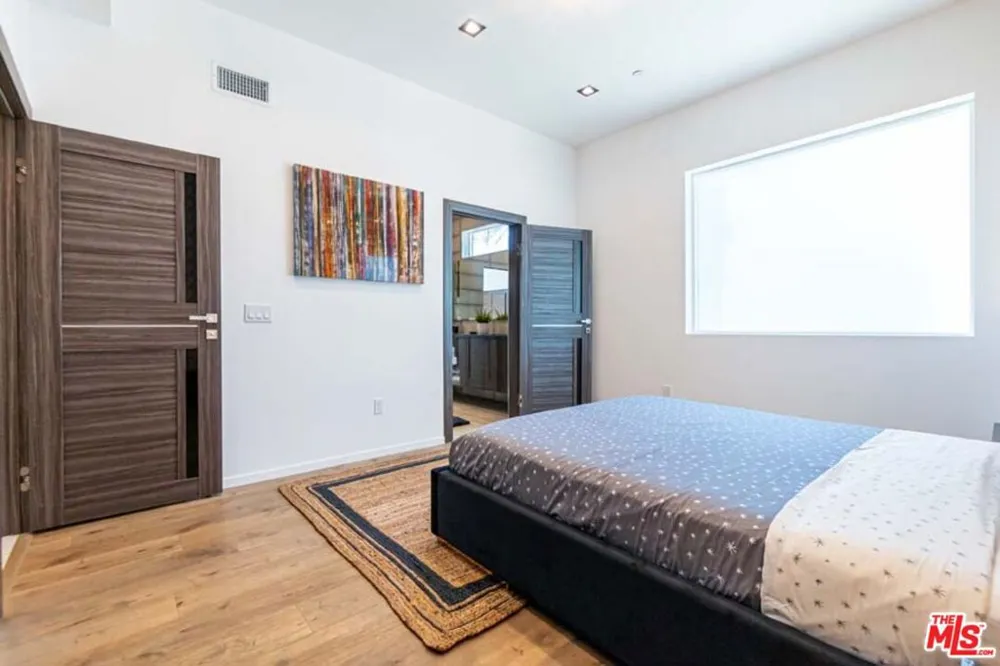 11658 Morrison Street Valley Village, CA 91601