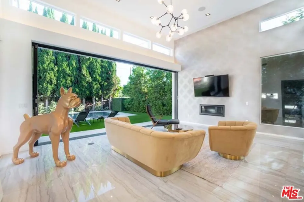 11658 Morrison Street Valley Village, CA 91601