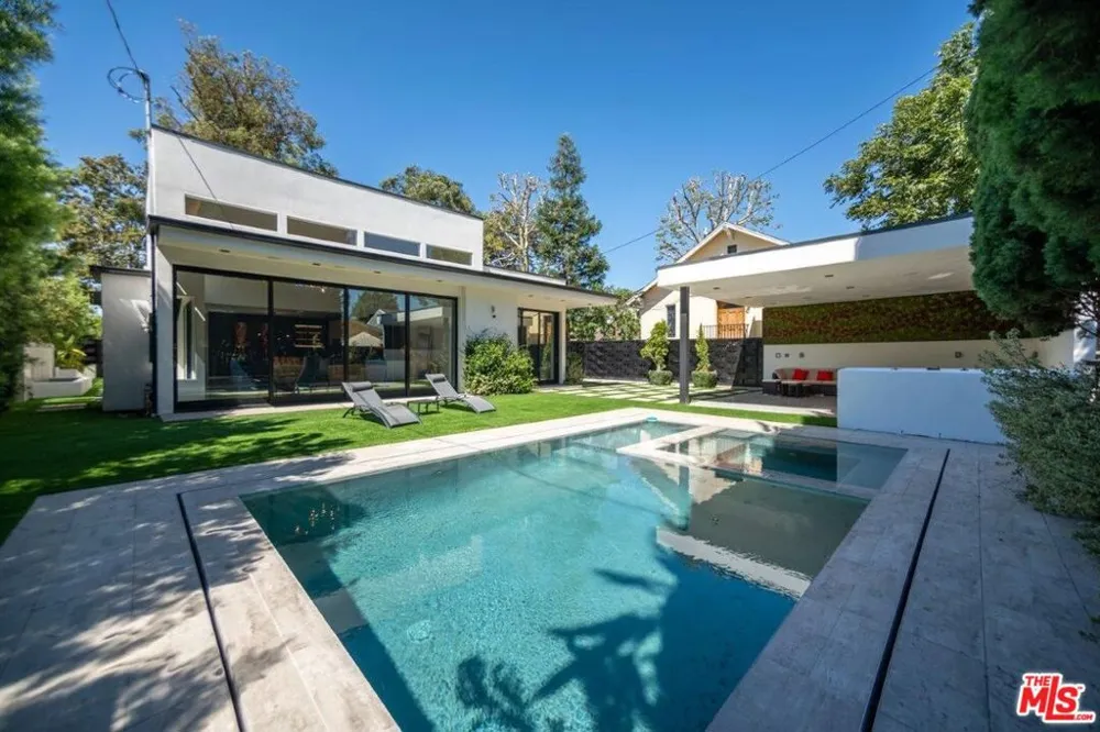 11658 Morrison Street Valley Village, CA 91601