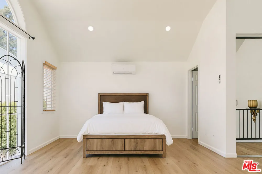 1174 Coldwater Canyon Drive Beverly Hills, CA 90210