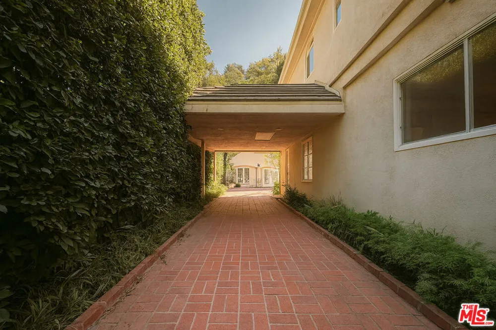 1174 Coldwater Canyon Drive Beverly Hills, CA 90210
