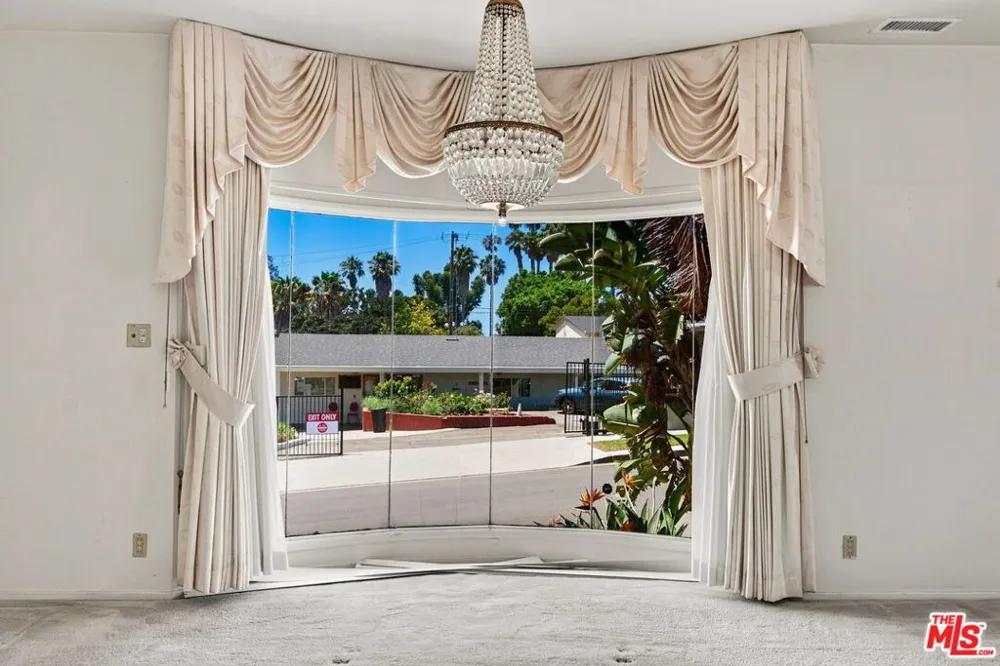 5452 W 57th Street Los Angeles, CA 90056
