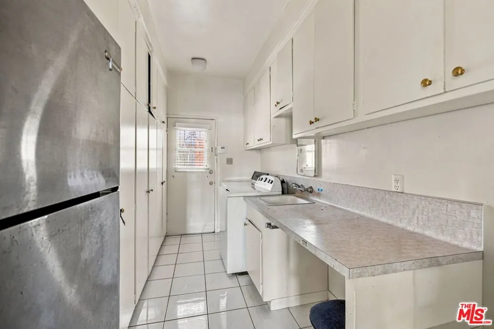 5452 W 57th Street Los Angeles, CA 90056